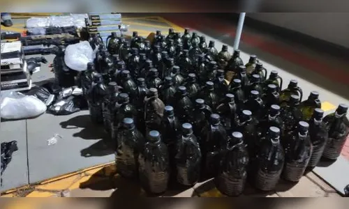 Mulher é presa com 78 galões de azeite contrabandeados em Arapongas