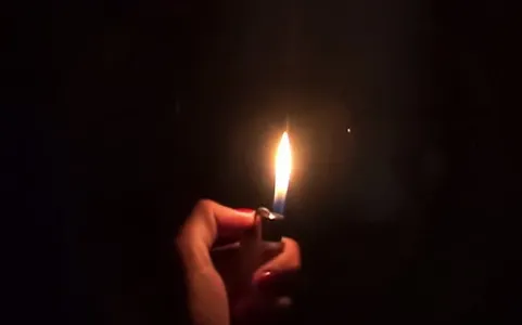 Mulher é suspeita de atear fogo na  casa, policia investiga