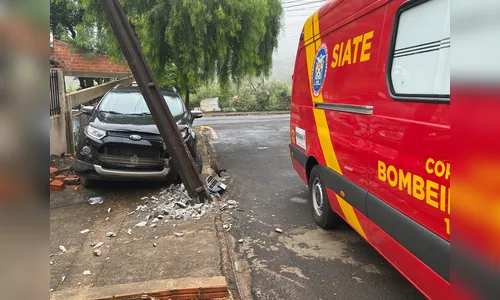 Motorista perde controle e bate em poste de energia em Apucarana