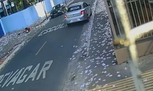 Idosa quebrou o fêmur ao escorregar em santinhos na porta de escola