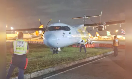 Avião da Voepass vai parar na grama após barra quebrar em aeroporto