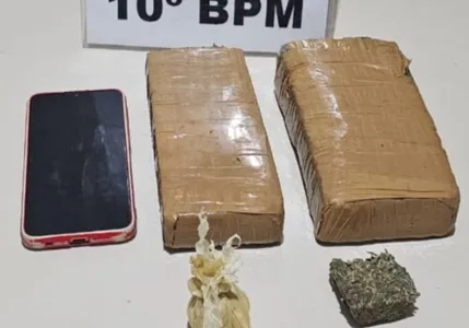 No veículo, a polícia localizou dois tabletes de maconha, totalizando 999g, e 26g de cocaína.