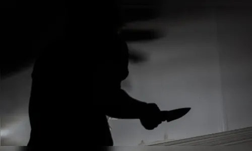 Homem leva facadas da esposa durante briga de casal em Cambira