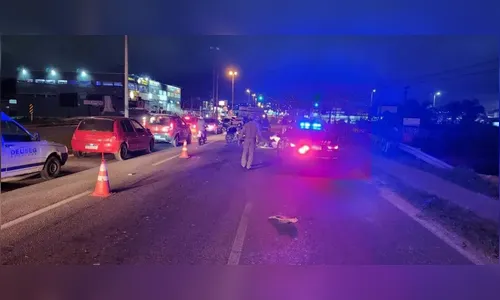 Passageira de moto morre após batida contra caminhão parado