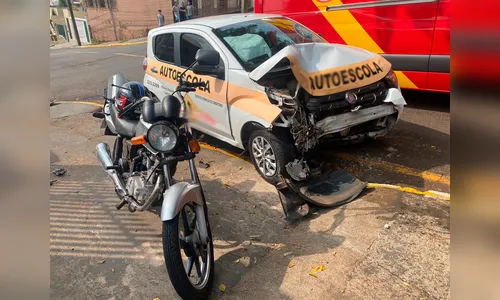 Moto e carro de autoescola se envolvem em colisão na área central