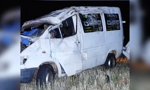Van de Ivaiporã capota na PR-466 e deixa quatro pessoas feridas