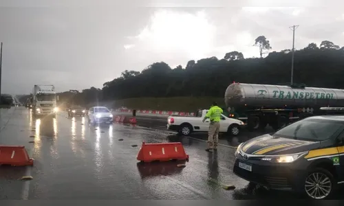 Engavetamento com múltiplos veículos interdita totalmente BR-277