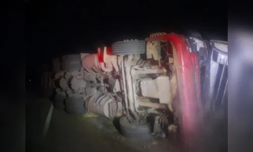 Dois homens ficam feridos após tombamento de caminhão na PR-082