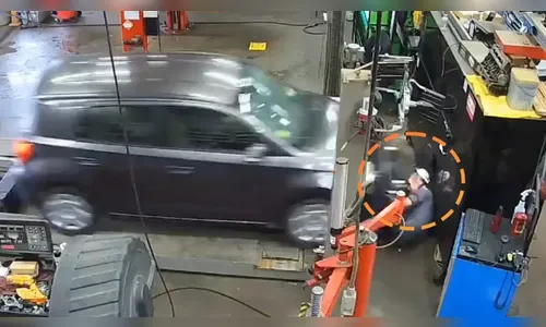 Inacreditável! Mecânico sobrevive após ser atropelado por carro; vídeo