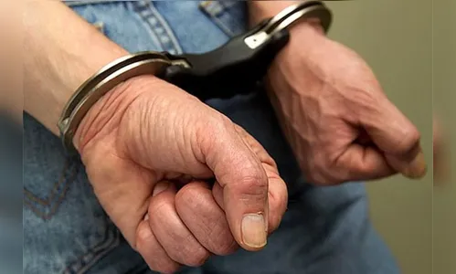 Homem é detido após agredir mãe e desacatar policiais em Lidianopólis