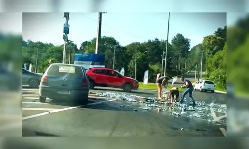 População saqueia carga de cerveja após acidente; vídeo mostra ação