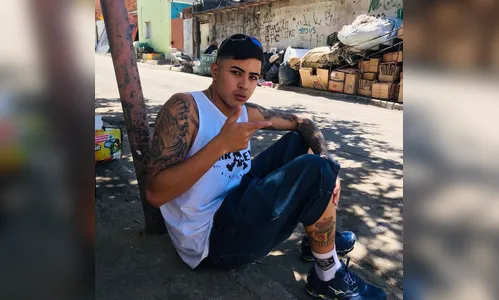 Cantor é executado por ciúmes causado por beijo no rosto