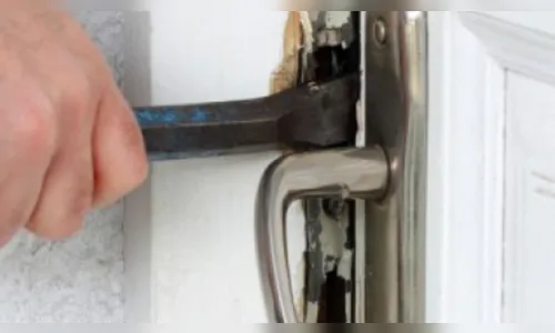 Homem invade residência em Arapongas e destrói móveis