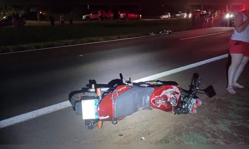 Motociclista morre ao bater em caminhão e ser atropelado na PR-218