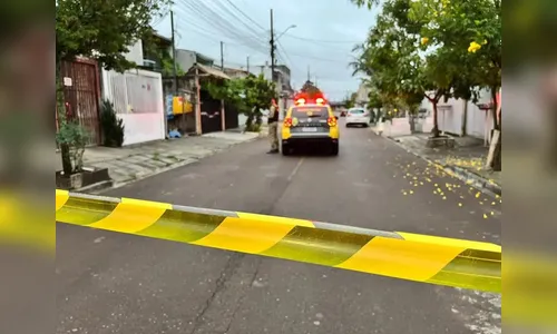 Morador ouve pedido de socorro e se depara com mulher morta no portão