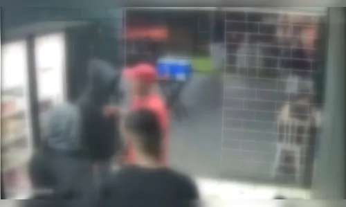 Jovem fica em estado grave após ser baleado em loja de conveniência
