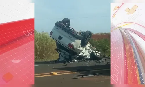 Picape fica com as rodas para cima após colisão na PR-444; há um óbito