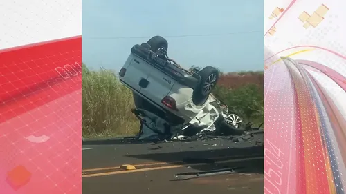 O veículo Fiat Toro ficou com as rodas para cima