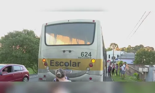 Estudantes caem de ônibus escolar ao puxarem alavanca de emergência