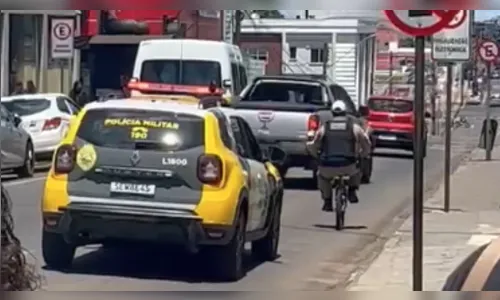 PM viraliza ao ser flagrado com 'mini' bicicleta apreendida no Paraná