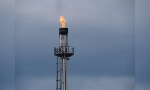 Petróleo cai com investidores avaliando dados dos EUA e Oriente Médio