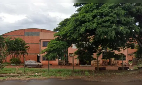 Jovem é atacado por dezenas de cães agressivos em abrigo para animais