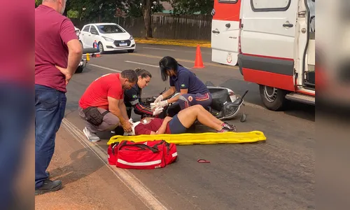 Queda de moto na Governador Roberto da Silveira deixa mulher ferida