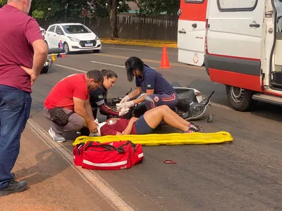 Queda de moto na Governador Roberto da Silveira deixa mulher ferida