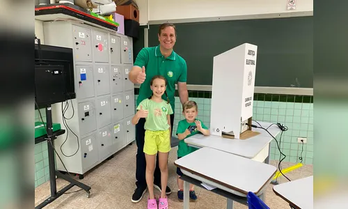Candidato Recife vota ao lado dos filhos: 