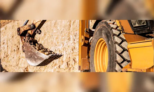 Retroescavadeira furtada é encontrada abandonada em Marumbi