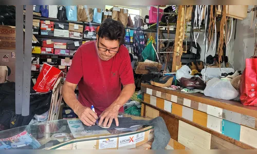 Conheça sapateiro de Apucarana que mantém legado familiar do ofício