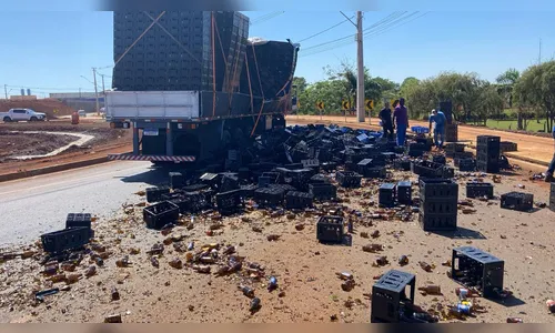 Carga de bebidas cai de caminhão e atrapalha trânsito na BR-369