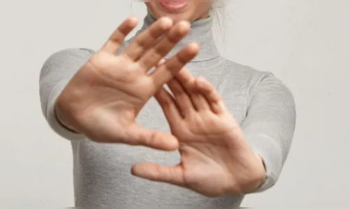 Mulher chega por trás e bate em moradora no meio da rua em Cambira