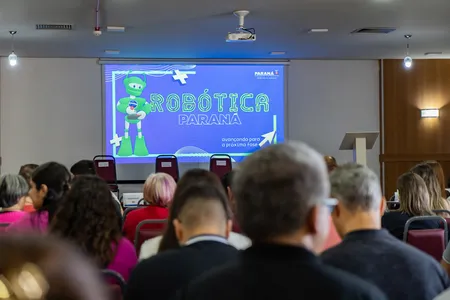 Seminário reúne 200 professores de robótica para encerramento da jornada educacional de 2024