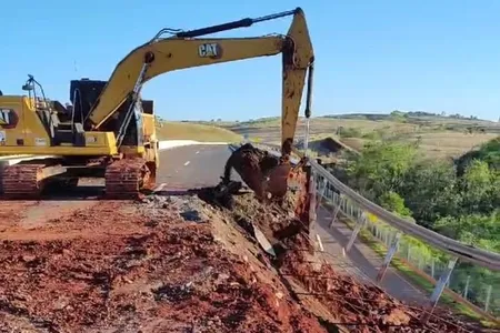 Serviços de remoção de material caído sobre a marginal