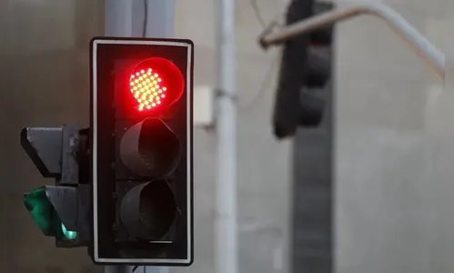 Motorista é roubado ao parar no sinal vermelho no centro de Apucarana
