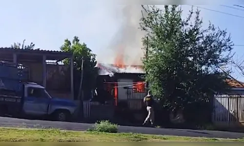 Filha tenta matar a mãe a facadas e põe fogo em casa no Paraná