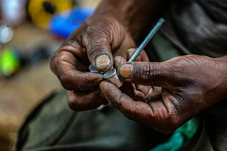 Suspeito foi localizado retornando para sua casa, sendo detido por alguns moradores até a chegada da Polícia Militar (PM).