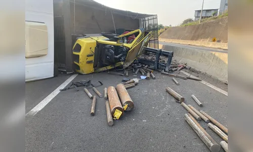 Tombamento de caminhão mobiliza bombeiros no Contorno Sul de Apucarana