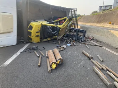 Tombamento de caminhão mobiliza bombeiros no Contorno Sul de Apucarana