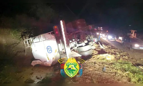 Motorista sofre ferimentos graves após caminhão tombar na PR-431