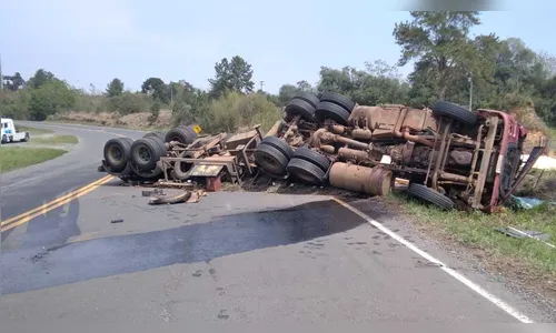 Carreta tomba e caminhoneiro não resiste e morre na BR-476