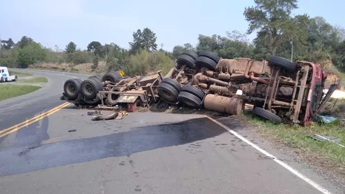 Tombamento ocorreu na BR-476, na altura do KM 212,9, em Lapa (PR)