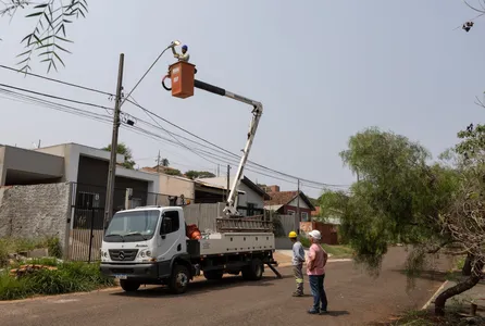 Trabalhos, executados por uma empreiteira licitada, têm supervisão da Superintendência de Iluminação Pública da Secretaria de Serviços Públicos