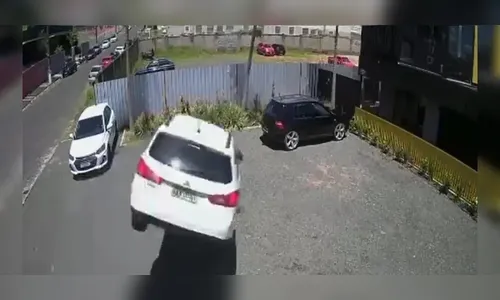 Flagrante! Carro 'voa' e atinge muro de condomínio; veja vídeo