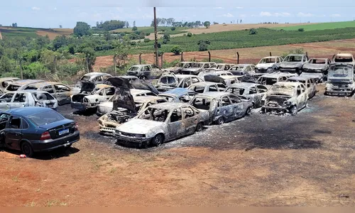 Maioria dos veículos incendiados no pátio da PM ia para leilão; veja