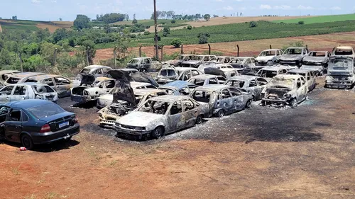 Veículos destruídos no pátio do batalhão da PM