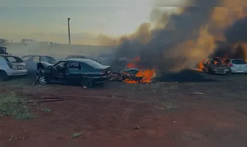 Veja vídeos e fotos de incêndio em pátio de veículos apreendidos