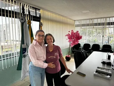 Vice-prefeita eleita de Arapongas Edna Kumell e secretária Maria Agar