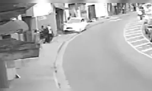 Vídeo mostra carro atropelando cinco pessoas em ponto de ônibus; veja
